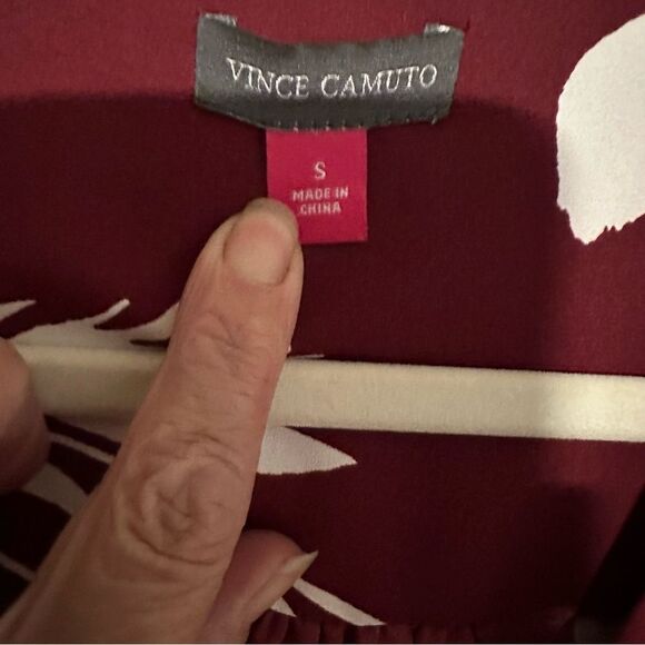 VINCE CAMUTO Women' Maroon Ruffled Pleated Floral Flutter Sleeve V Neck Blouse - Picture 14 of 15